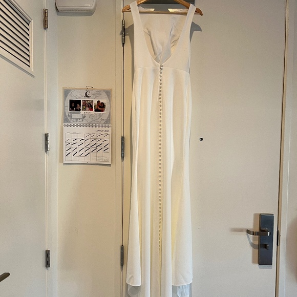 Simple white wedding dress with bateau neckline - Picture 2 of 10